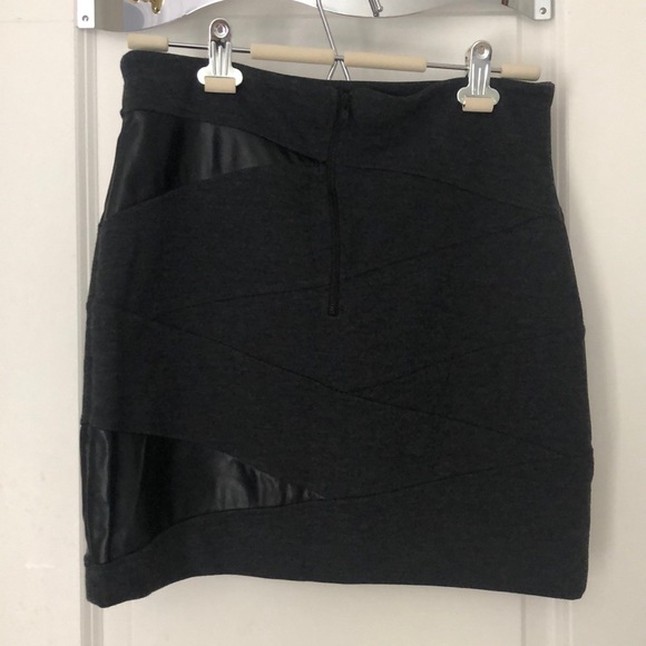 Gray mini skirt - Picture 2 of 3